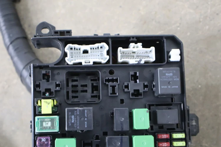 2008 Mitsubishi Lancer EVO Engine Fuse Box - Image 3