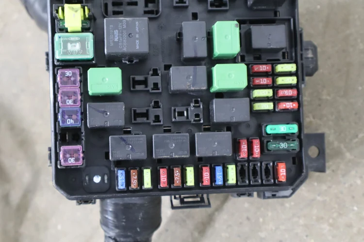 2008 Mitsubishi Lancer EVO Engine Fuse Box - Image 2